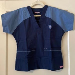 Scrub top. Perfect for healthcare worker. Three pockets.